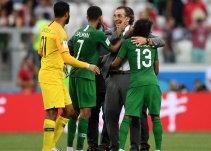 Arabia se despide del Mundial con una victoria en el último minuto