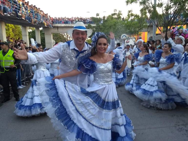 Alegría y gozo durante parada folclórica