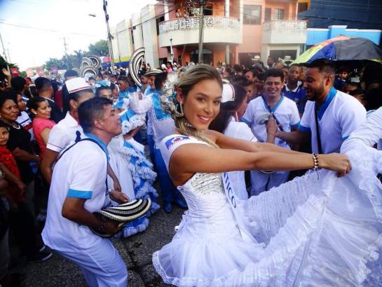 Alegría y gozo durante parada folclórica Alegría y gozo durante parada folclórica