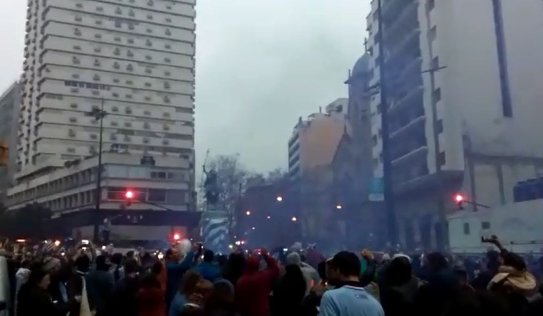Celebración Uruguay: ¡Locura: Así celebraron en Uruguay el pase a cuartos de final!