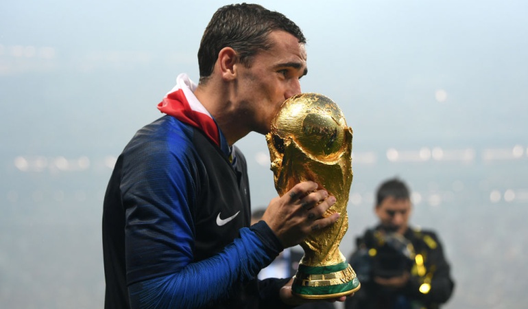Antoine Griezmann bandera de Uruguay: Griezmann ofreció la rueda de prensa del título con la bandera de Uruguay