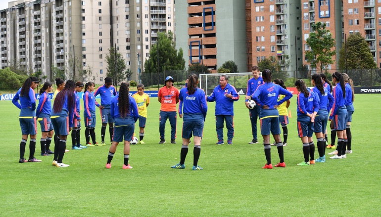 Uniformes grandes para deportistas: ¡Indignante! La 'gigante' embarrada de la Federación de Fútbol