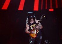 Slash el guitarrista de la banda Guns N' Roses cumple 53 años