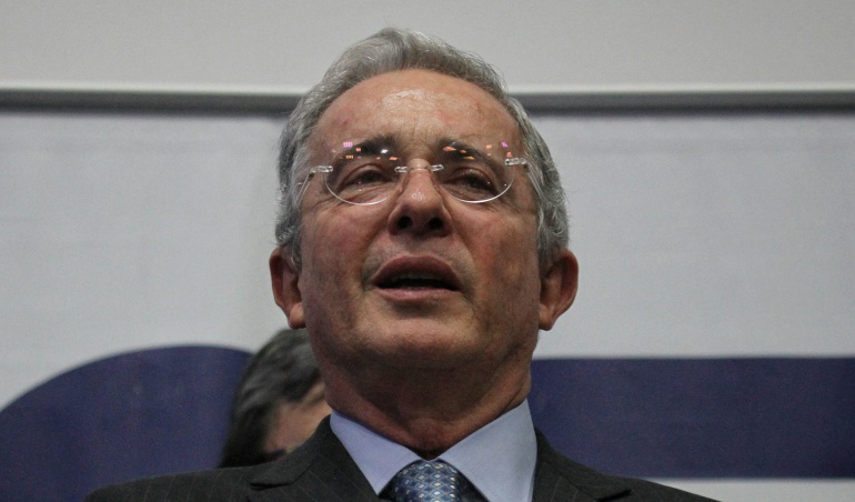 Álvaro Uribe: Uribe: Me cita a indagatoria con implícita medida de aseguramiento