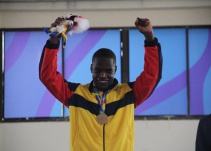 Carlos Sinisterra se colgó la medalla de oro en karate