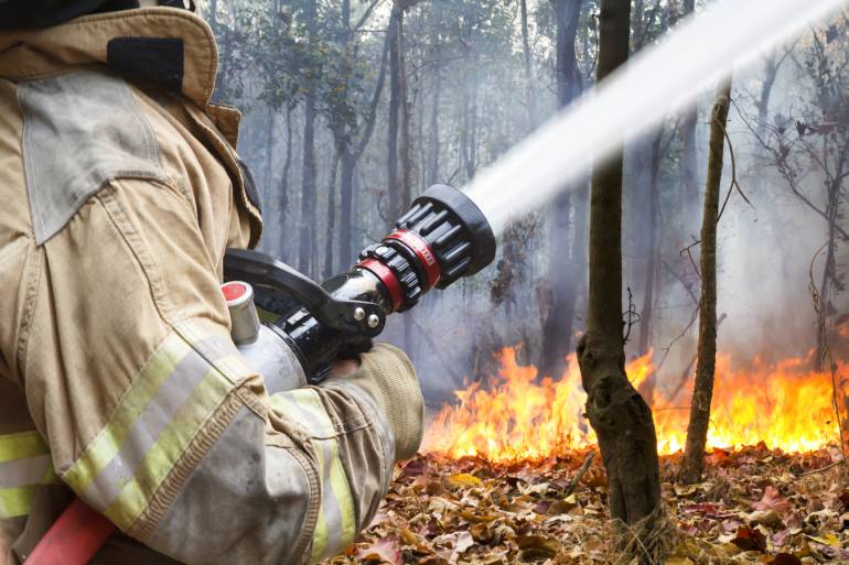 El protocolo para controlar un incendio forestal en Colombia