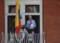 Assange tendrá que salir de la Embajada de Ecuador: Lenín Moreno