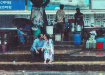 Fotografía de pareja besándose en público desata la polémica en Bangladesh