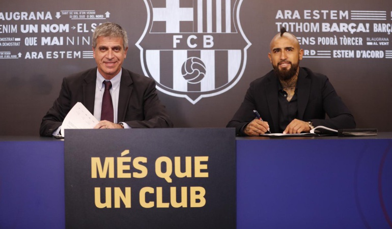 Arturo Vidal Barcelona: Arturo Vidal pasó los exámenes médicos y firmó su contrato con el Barcelona