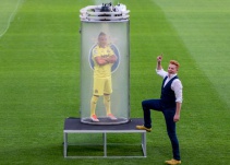 Con trucos de magia fue presentado Cazorla en el Villarreal