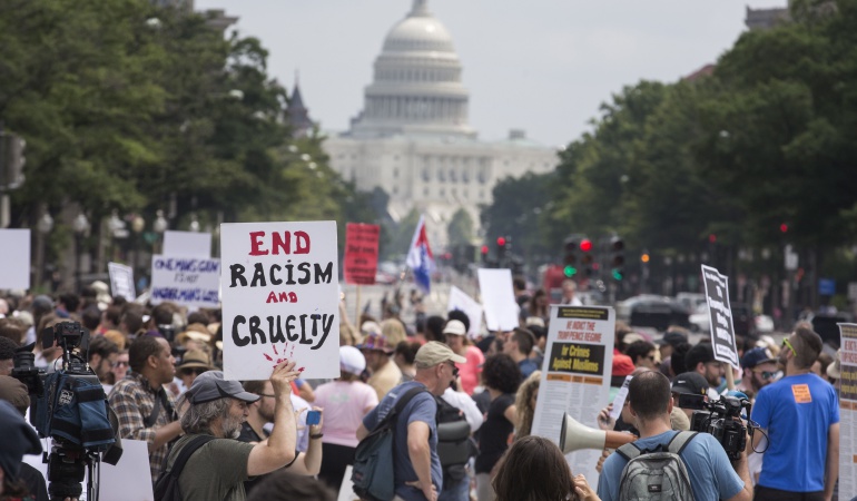 Protestas grupos radicales: Decenas de neonazis protestaron en Washington ante la Casa Blanca