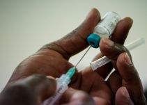 ¿Quiénes deben aplicarse la vacuna contra el Herpes zóster o la culebrilla?