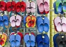 Elegante pero informal, la nueva versión de los Crocs