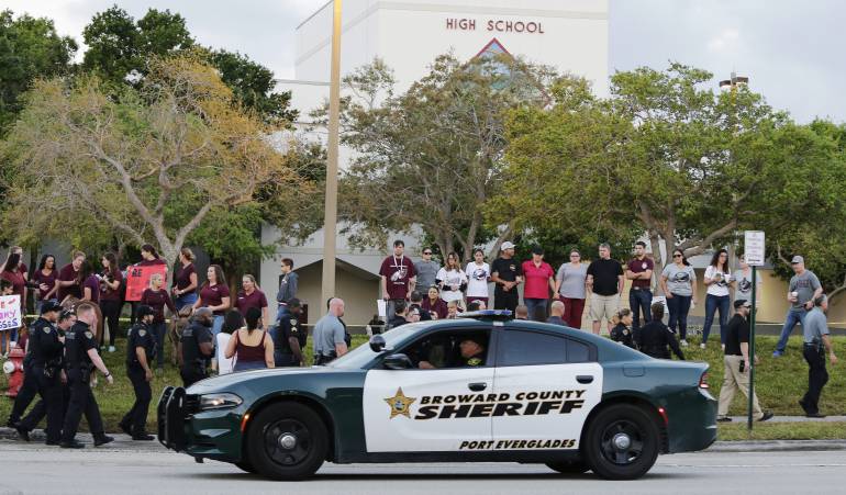 Tiroteos terroristas: Estudiantes de Florida vuelven a clases después de tiroteo en su escuela