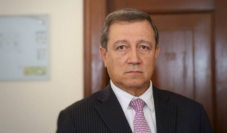Macías remitió a la comisión de acusaciones salida del país de Santos
