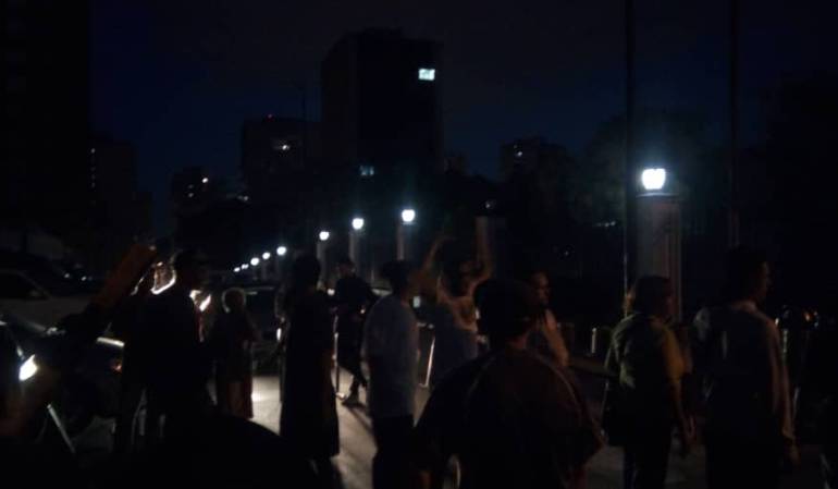 En Caracas exigieron restablecer el servicio de energía