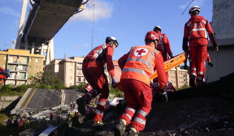 Derrumbe de puente en Génova, Italia.: Hallan más víctimas mortales entre los escombros de puente en Génova