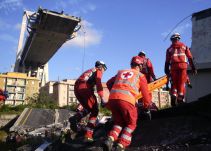 Hallan más víctimas mortales entre los escombros de puente en Génova