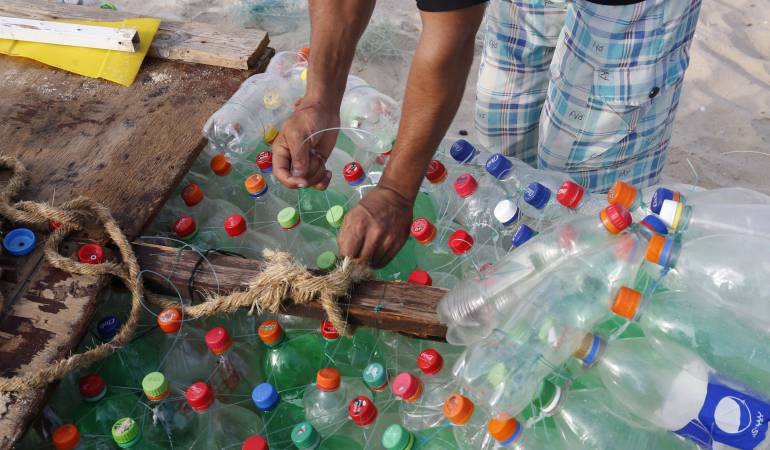 Plastico en los oceanos: Plástico y pesca las verdaderas amenazas de los océanos