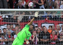 La impresionante atajada de Buffon en la victoria del PSG al Guingamp