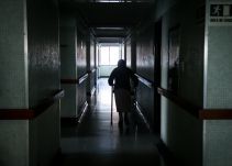 Identifican más de 16.000 afiliados al sistema de salud mayores de 100 años