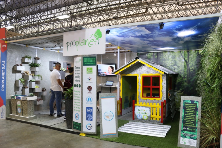 Proplanet convierte envases tetrapack en tejas y mobiliario