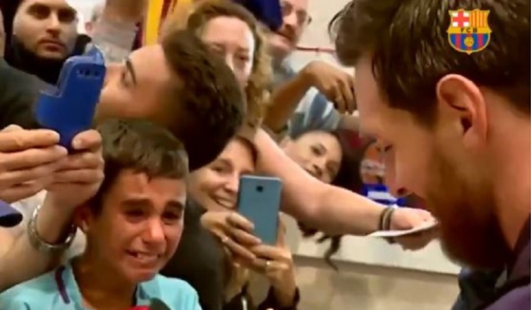 messi barcelona: Niño rompe en llanto al recibir autógrafo de Messi