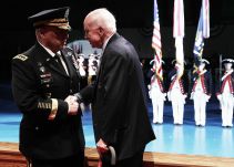 Planean dos capillas ardientes y dos funerales para el senador John McCain