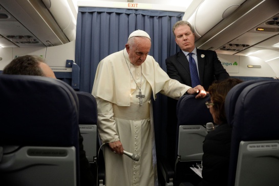 Rueda de prensa del Papa Francisco rumbo al Vaticano después de visita en Irlanda. Rueda de prensa del Papa Francisco rumbo al Vaticano después de visita en Irlanda.
