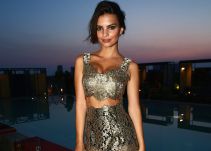 ¡Lo vuelve a hacer! Emily Ratajkowski muestra más de lo debido