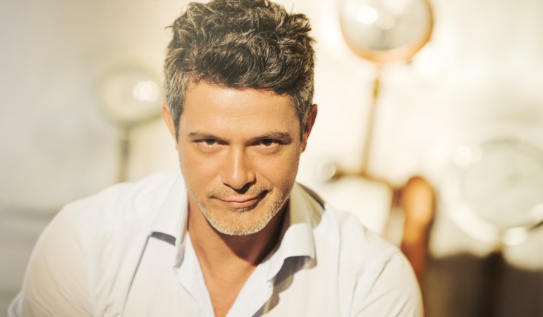 Alejandro Sanz le mandó una indirecta a Maluma por asegurar ser el primero en cantar en unos premios MTV en español y no fue así.