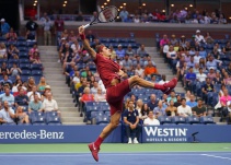 Federer se exhibe ante Nishioka y jugará la segunda ronda del US Open