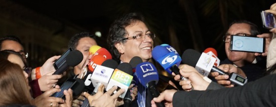 A la reunión también acude Gustavo Petro, actual senador y ex candidato presidencial A la reunión también acude Gustavo Petro, actual senador y ex candidato presidencial