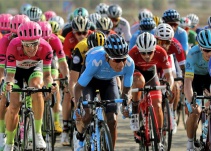 ¡De milagro! Nairo Quintana se salvó de ser arrollado por una valla