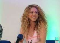 Shakira saluda a Caracol Radio en sus 70 años