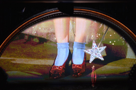 El misterioso robo y aparición de la zapatilla usada en la película de El Mago de Oz fue recuperada después de muchos años de darse por perdida. El misterioso robo y aparición de la zapatilla usada en la película de El Mago de Oz fue recuperada después de muchos años de darse por perdida.