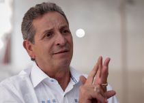 ‘El rey del despecho’ en los 70 años de Caracol Radio
