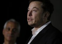 Elon Musk, CEO de Tesla, fuma marihuana en una entrevista