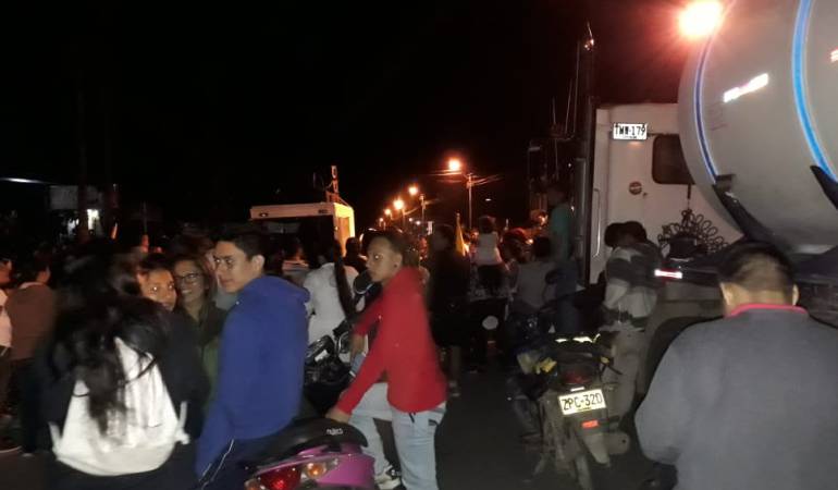 INCUMPLIMIENTOS EN EL PAE: Padres de familia bloquean vía Mocoa – Pitalito por retrasos del PAE