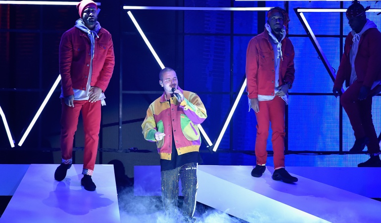 En esta oportunidad el paisa se unió a Rvssian y Farruko para crear este nuevo hit que sin duda será un éxito más que acumulará el paisa.