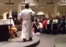 Sacerdote anima eucaristía al ritmo de "High School Musical"