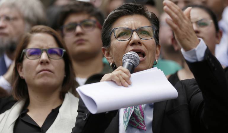 Claudia López podría ir a la cárcel si no se retracta bien: Defensa Uribe