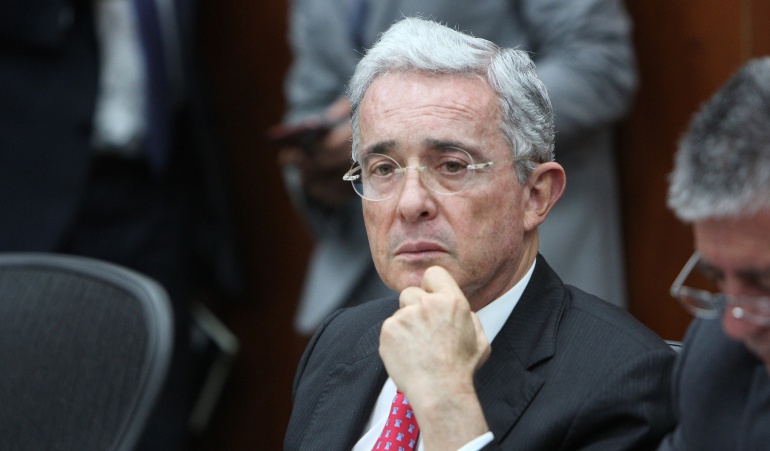 Regaño Uribe a Cabal: El regaño de Uribe a Cabal por insultar la cúpula militar