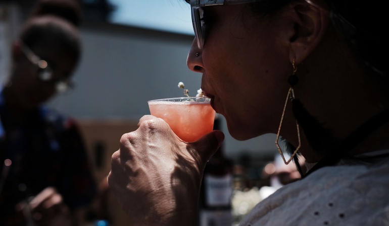 El alcohol lo ayuda a hablar mejor un idioma extranjero