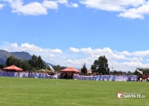 Banderazo en Tenjo: la hinchada de Santa Fe estuvo en el entrenamiento