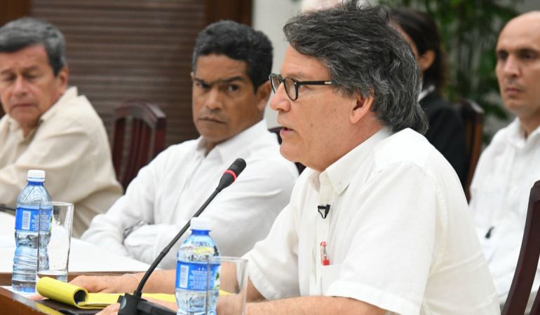 Presidente retiró facultades a todos los integrantes de la mesa con ELN