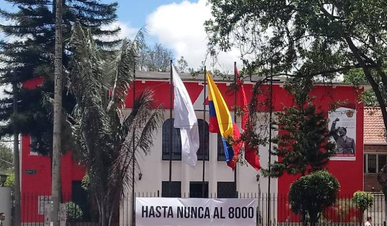 #YoMeQuedo: “Hasta nunca al 8.000” : pancarta en la sede del Partido Liberal