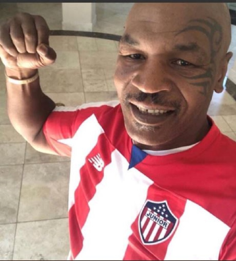 mike tyson junior: Mike Tyson causa furor al vestir la camiseta del Junior de Barranquilla
