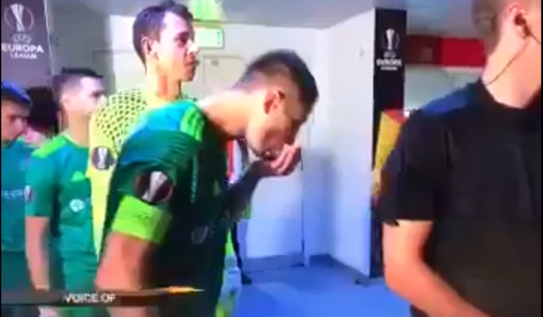 Jugador del Vorskla Poltava se escupe la cara: ¿Refrescarse?: Jugador del Vorskla Poltava se escupió el rostro