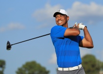 Tiger Woods es líder y está a un paso de ganar un torneo cinco años después